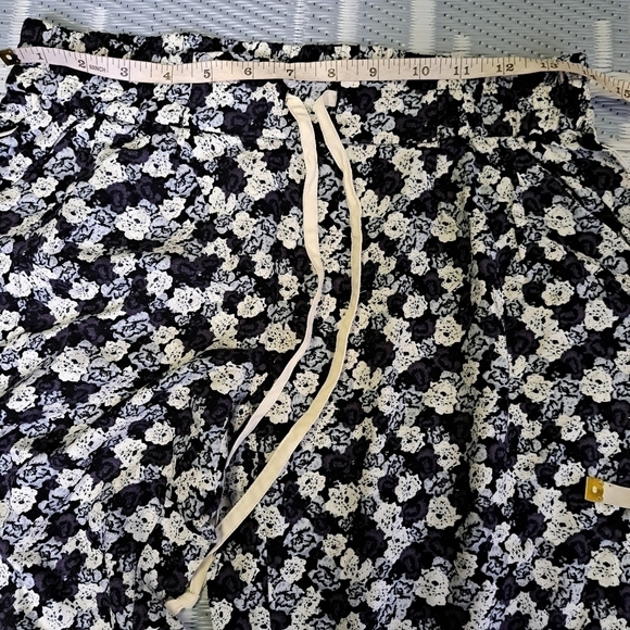 Aritzia Talula Floral Lightweigh Joggers Pant - Picture 6 of 8